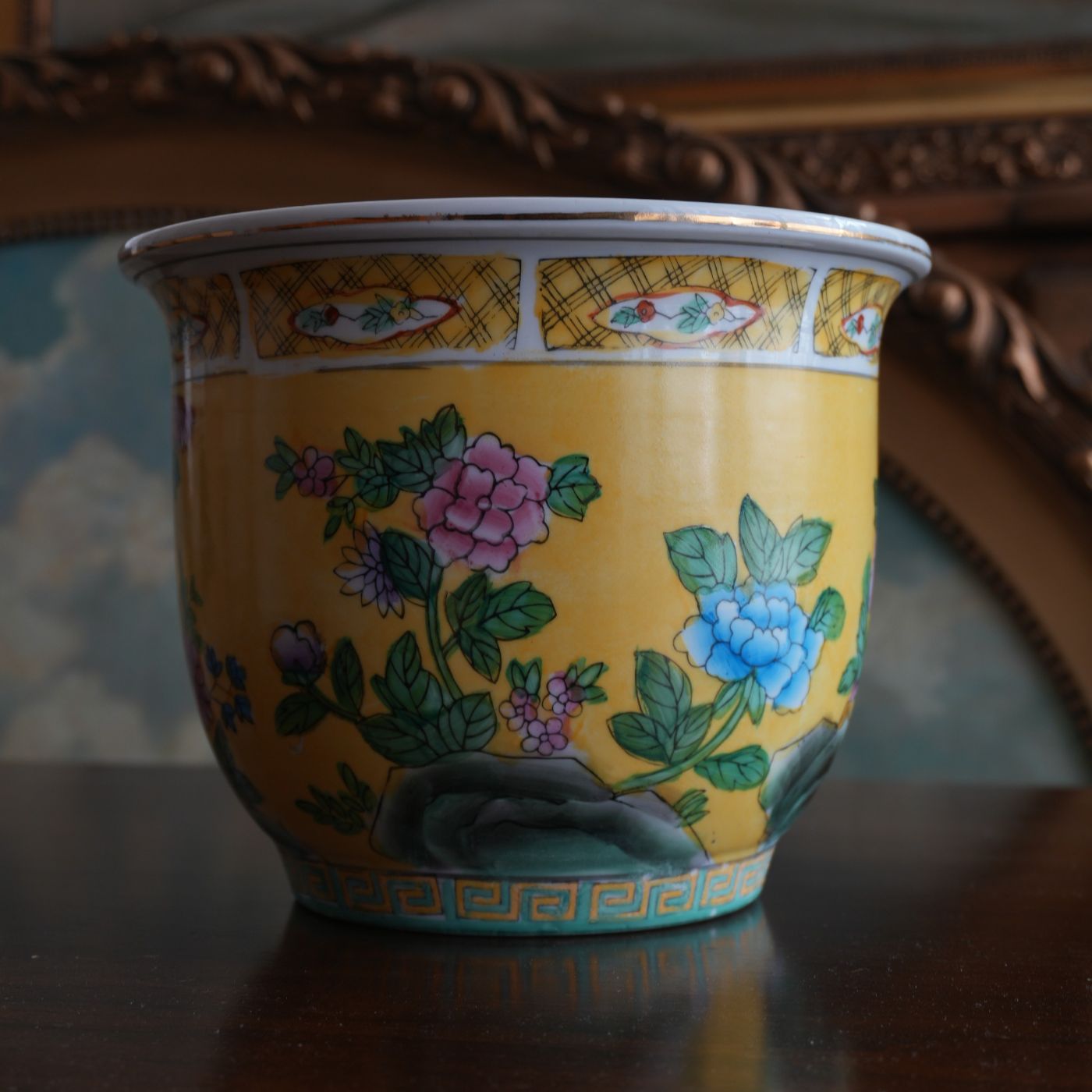 Piwonia na żółtym tle. Famille jaune: chińska porcelana z cesarskim kolorem